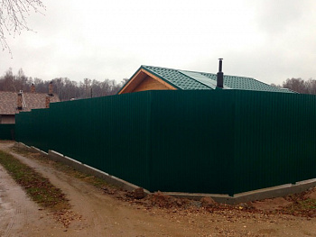 Сплошной забор из профнастила на ленточном фундаменте 1,5x38 м