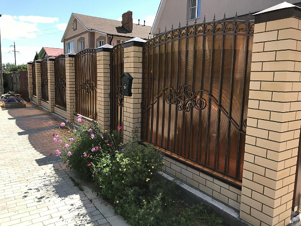 Забор из кирпича на трехрядной кладке