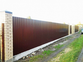 Забор на фундаменте из профнастила и кирпича 1,6x40 м