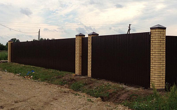 Забор из профнастила удлиненной конструкции без фундамента со столбами из кирпича