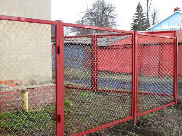 Металлический забор из рабицы секционный